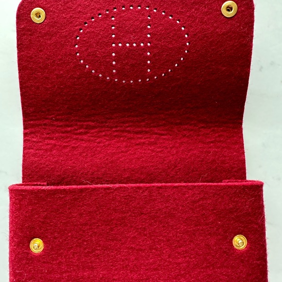 Hermès Red pouch with gold bottoms
💯 % Authentic - Picture 3 of 5